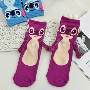 Calcetines Stitch para Mujer, Diseño de Anime y Dibujos Animados, Calcetines Medios Holgados, Lindos con Diseño de Manos Entrelazadas, Transpirables y Absorbentes de Sudor, Morado y Azul - Product Image 1