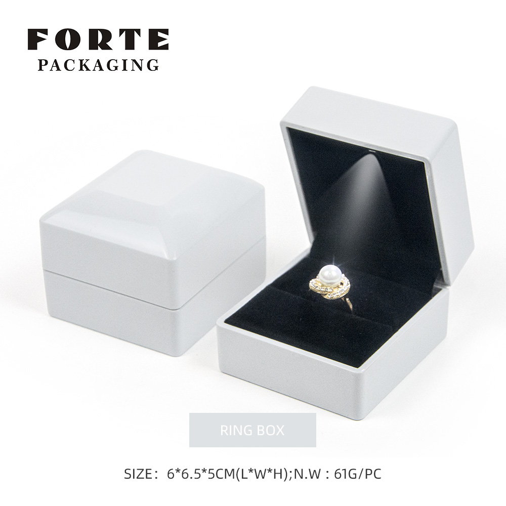 Boîte à bague blanche