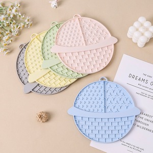 Tapis de léchage en silicone pour chats et chiens, bol d'alimentation lente pour animaux de compagnie, forme de poisson avec design texturé - Product Image 4