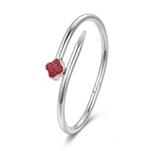 Bracelet transfrontalier avec fermoir trèfle serti de diamants, bracelet en acier inoxydable de luxe léger de style européen et américain - Product Image 6