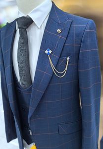 Ensemble <span class=keywords><strong>costume</strong></span> 3 pièces coupe ajustée <span class=keywords><strong>bleu</strong></span> de luxe pour hommes <span class=keywords><strong>veste</strong></span> à revers cranté à un bouton avec gilet à carreaux pantalon à fermeture éclair pour mariage grande taille - Product Image 2