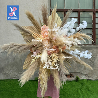 Guirlande de fleurs séchées style bohème avec herbe de la pampa et feuilles de palmier, arrangement floral artificiel pour mariage en extérieur, décoration de jardin et de fête