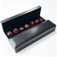 LuxeRoll – Jeu de dés en verre rouge grenade avec motif de dague sculptée, dés polyédriques pour D&D, RPG, Dungeons & Dragons, jeu de table