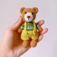 Ours en peluche amigurumi au crochet fait main, adorable poupée ours tricotée avec salopette et pull, figurine ours en tricot Fair Isle, vente en gros