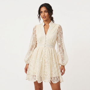 Vente en gros pour boutiques Nouvelle collection Printemps 2025 Robe élégante en non-tissé, coupe trapèze, col en V, manches lanternes, couleur unie, taille naturelle, respirante et polyvalente - Product Image 3