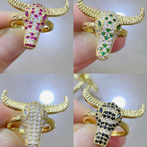 RM1503 Anillo Elegante y Delicado de Oro de 18K con Diamantes y Circonitas Cúbicas, Diseño de Cabeza de Toro, Anillo de Compromiso, Regalo para Ella - Product Image 3