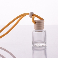 Fabricant de bouteilles en verre Bouteille de diffuseur d'arôme de voiture suspendue en bois Bouteille de parfum de voiture réutilisable de 8ml avec boîte