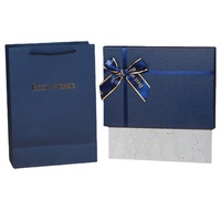 Boîte cadeau en carton rigide avec couvercle amovible, logo personnalisé de luxe, fermeture magnétique, laminage mat, matériaux recyclés.