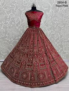 Lehenga Choli de terciopelo de primera calidad para mujer con bordados elaborados, ideal para bodas y fiestas, disponible para la venta. - Product Image 3