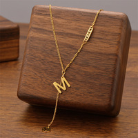 Collier avec pendentif en acier inoxydable, sans ternissement, plaqué or 18 carats, simple, avec pendentif en forme de fleur, de perle, de cœur, de lettre initiale