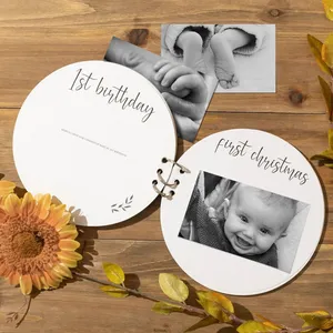 माइलस्टोन मोमेंट्स 12 लिखने योग्य मासिक कार्ड लकड़ी के बेबी उपहार के साथ पहला बेबी फोटो एल्बम