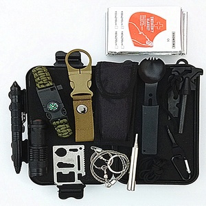 Kit de supervivencia portátil para exteriores con brújula multiherramienta, silbato, abridor de botellas y suministros de emergencia en estuche negro - Product Image 1
