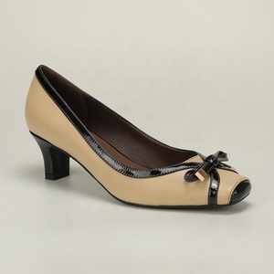 Escarpins de bureau en <span class=keywords><strong>cuir</strong></span> verni bicolore à <span class=keywords><strong>talon</strong></span> chaton avec nœud, talons polyvalents pour tenue décontractée ou professionnelle, escarpins élégants et matures - Product Image 3