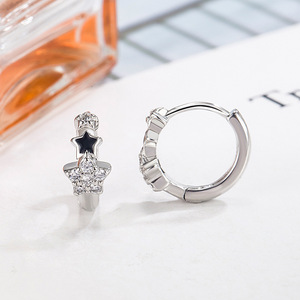 Orecchini a cerchio da donna neri con stella, gioielli minimalisti alla moda - Product Image 3