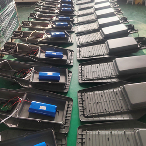 ไฟถนนโซลาร์เซลล์แบบแยกส่วน 200W/300W/400W/500W DC IP65 ความสว่างสูง 5054 LED ตัวเรือนอะลูมิเนียม มาตรฐาน RoHS พร้อมแบตเตอรี่สำหรับให้แสงสว่างบนถนน - Product Image 3