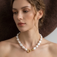 Collier élégant Aimgal en perles baroques avec fermoir en forme de cœur, chaîne de perles de 42 cm, perles blanches irrégulières, bijoux pour fête à la plage