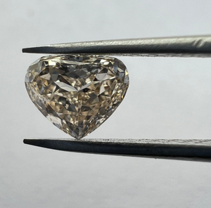 Elegante Gema de Laboratorio con Corte Corazón, Excelente, Contemporánea, Sostenible, Perforada con Láser, Color Leche, para Compromiso - Product Image 6