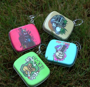 Biểu Tượng Tùy Chỉnh Kim Loại <span class=keywords><strong>Mini</strong></span> Hình Vuông Tinplate Thuốc Lá Cầm Tay Jar Thuốc Lá Thảo Mộc Lưu Trữ Container Với Móc Chìa Khóa - Product Image 4