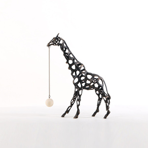 Venta al por mayor de lujo de metal fundido de jirafa escultura de estilo contemporáneo novedoso diseño de interiores para decoraciones de oficina - Product Image 5