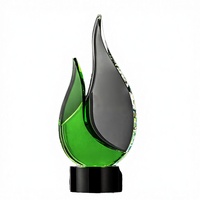 Trophée en cristal poli de forme tour de feu, aux couleurs bleu, vert, rouge, jaune, avec base noire