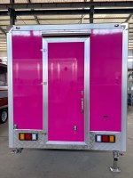 Remorque alimentaire mobile entièrement équipée pour hot-dogs, chariot commercial remorquable pour la vente de hot-dogs et frites, idéal pour les activités de restauration de rue en extérieur.