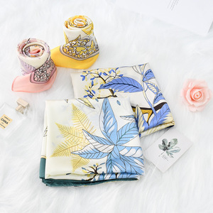 ผ้าพันคอไหมเทียมลายดอกไม้สไตล์เกาหลี ทรงสี่เหลี่ยม แฟชั่นทันสมัยและหรูหรา ขนาด 70 ซม. ลายใบไม้ ผ้าพันคอขนาดเล็กสำหรับผูกคอ - Product Image 1