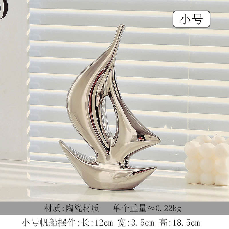 เครื่องประดับเรือใบสีเงินขนาดเล็ก