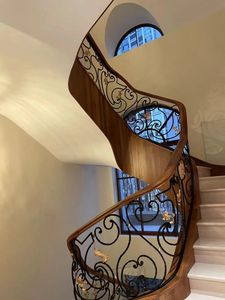 บันไดสเตนเลสสตีลและชุบทองทันสมัยดีไซน์หรูหราทนทานพร้อมราวบันไดกระจกในร่ม - Product Image 4