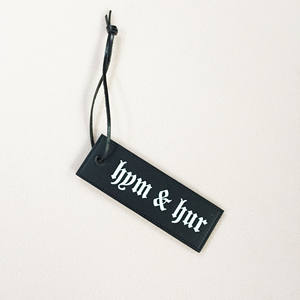 Etiquetas Colgantes Personalizadas con Logotipo en Relieve, Etiqueta de Cuero Genuino Negro PU con Cordón de Cuero para Bolsa - Product Image 2