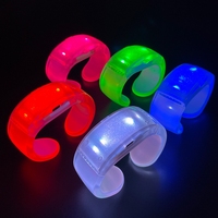 Gelang LED Bercahaya dengan Kontrol Remote DMX Logo Kustom, Dapat Diisi Ulang via USB untuk Acara, Olahraga, Pesta, Konser