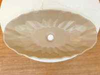Lavabo de salle de bain artistique en céramique émaillée fait main, de luxe léger, ovale à bords ondulés, texture sculptée en trois dimensions, forme pétale