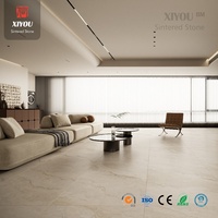 Op maat gemaakte 12mm Fish Belly goudgrijze gesinterde steenplaat 1200x2700mm gehoned met boekenpatroon aders modern voor douche woonkamer buiten