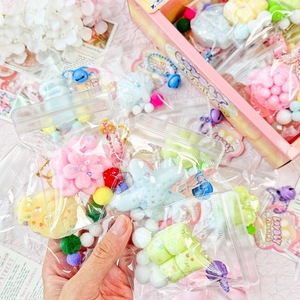 Porte-clés Macaron en Plastique Anti-Stress Souple – Lot de 24 Pièces en Boîte Colorée – Le Gadget Ultime pour Soulager le Stress - Product Image 4