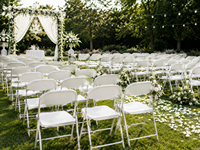 Chaise pliante portable en résine blanche avec structure métallique empilable pour événements intérieurs et extérieurs, mariages et salons – Vente en gros