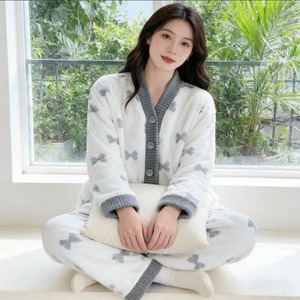 Pijamas <span class=keywords><strong>de</strong></span> <span class=keywords><strong>Mujer</strong></span> <span class=keywords><strong>de</strong></span> Alta Calidad en Felpa <span class=keywords><strong>de</strong></span> Coral para Otoño e Invierno, Color Gris con Estampado <span class=keywords><strong>de</strong></span> Lazo, Cárdigan <span class=keywords><strong>de</strong></span> Manga Larga, Cintura Elástica, Suave y Lisa en <span class=keywords><strong>la</strong></span> Parte Delantera - Product Image 3