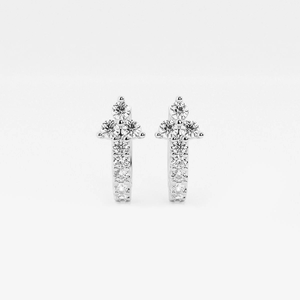 Boucles d'oreilles créoles Huggie en diamant de laboratoire rond de 0,5 carat, élégantes et minimalistes, pour un usage quotidien - Product Image 3