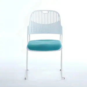 Kursi plastik PP putih bentuk U, dapat ditumpuk pita untuk rapat ruang, kaki logam jala plastik bos kantor kursi menunggu