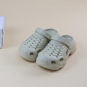 Sandalias Crocs blancas de suela gruesa antideslizantes con punta cerrada para hombres y mujeres, sandalias planas con tacón de 3cm para uso en exteriores y playa - Product Image 2