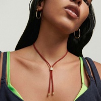 Nouveau Collier Tendance Personnalisé en Laiton Plaqué Or avec Pendentif Cerceau Coulissant et Chaîne en Corde PU Rouge, Bijoux de Mode Modernes en Gros pour Femmes