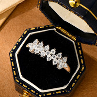Nouveautés Ventes directes en argent sterling 925 2mm 0.03ct D VVS1 rond Moissanite Lady 6 pétales demi-anneau fleur anneau pour les femmes