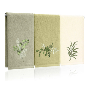 Serviettes brodées personnalisées de couleur blanche disponibles pour la plage et la salle de bain à prix raisonnables, serviettes brodées en vente - Product Image 4