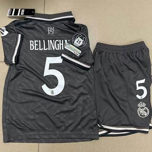 طقم كرة قدم للأطفال موسم 24/25 للزي الثالث والخارجي، قميص مبابي الرياضي مع ياقة عالية وأكمام قصيرة بنمط صلب - Product Image 2