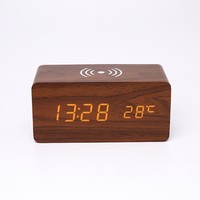 10W draadloze oplaadbare digitale LED PVC wekker met mute-functie voor thuisgebruik en het opladen van mobiele telefoons