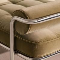 Chaise longue minimaliste en velours vert sauge avec cadre en métal chromé, capitonnée, avec deux coussins de soutien, pour salon