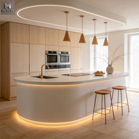Meubles de cuisine haut de gamme : ensemble d'armoires de cuisine et îlot central au design moderne, luxueux et minimaliste, couleur crème, pour villa.
