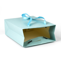 Sac de courses en papier ondulé personnalisé certifié FSC avec poignée découpée pour l'emballage cadeau de détail