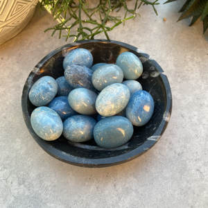 คริสตัลโทรลไลต์ธรรมชาติคุณภาพพรีเมียมรูปทรงไข่สำหรับนักสะสมคริสตัล ตกแต่งบ้านและปรับสมดุลพลังงาน ของขวัญวันอีสเตอร์ - Product Image 1