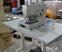 Machine à coudre à œillets informatisée neuve 9820 de fabrication chinoise, exportée vers la Roumanie, l'Uruguay, la Grèce et la Bulgarie.