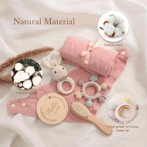Coffret Cadeau Naissance avec Couverture Bébé, Brosse à Cheveux, Hochet de Dentition, Serviette – Cadeaux Grossesse et Nouvelle Maman – Vente en Gros de Cadeaux de Naissance - Product Image 4