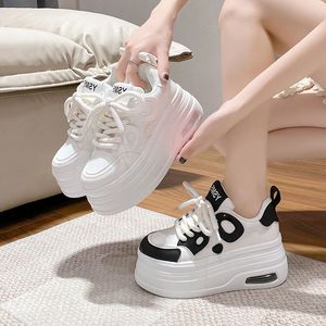 Chaussures blanches à semelles épaisses baskets de course pour femmes 2024 nouveau style chaussures de panda mode chaussures de sport décontractées polyvalentes pour femmes - Product Image 1